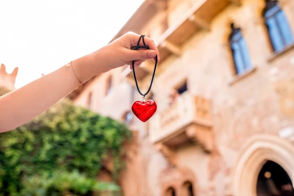 Серце на тлі балкон Ромео і Джульєтта — стокове фото