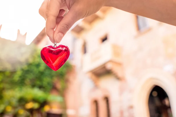 Hart op Romeo en Juliet balkon achtergrond — Stockfoto