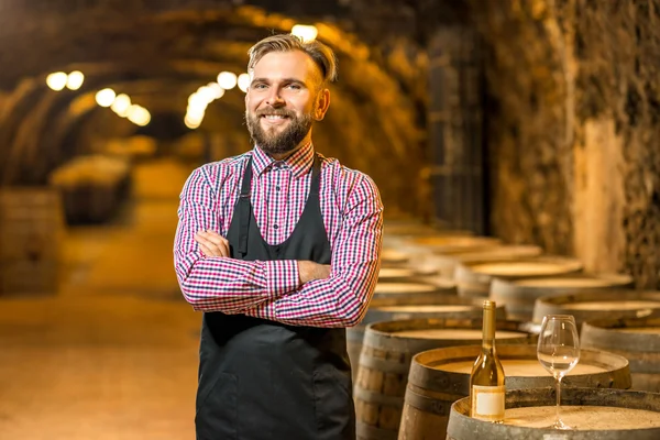 Portret van een sommelier in de wijnkelder — Stockfoto