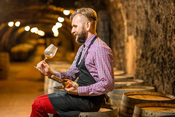 Sommelier im Weinkeller — Stockfoto