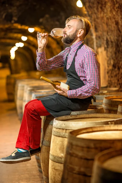 Sommelier in de wijnkelder — Stockfoto