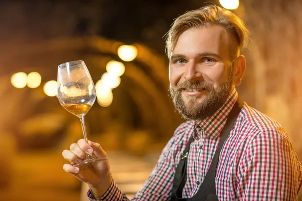 Sommelier w piwnicy winiarskiej — Zdjęcie stockowe