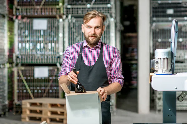 Packer on the packaging line — Stock Photo, Image