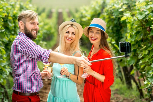 Trois amis sur le vignoble — Photo