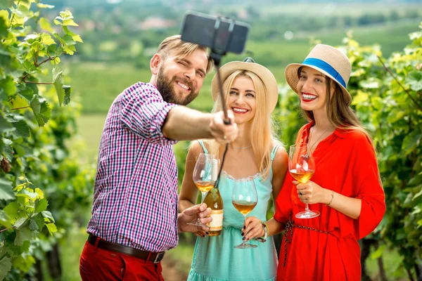 Trois amis sur le vignoble — Photo