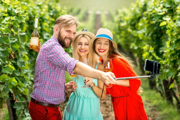 Trois amis sur le vignoble — Photo