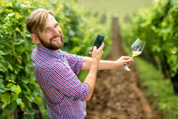 Mann fotografiert Glas Wein — Stockfoto