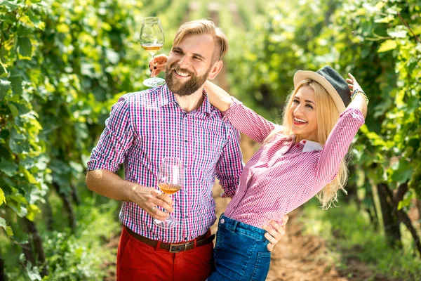 Par att ha kul med glas vin på vingården — Stockfoto
