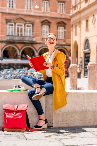 Ung student utomhus i Bologna city — Stockfoto