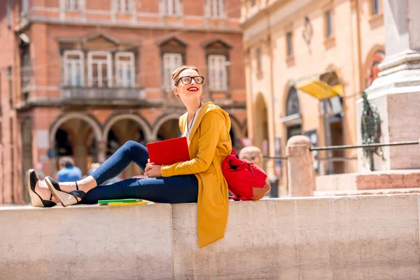 Молодой студент на открытом воздухе в городе Болонья — стоковое фото