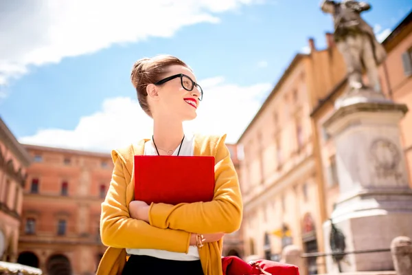 Giovane studente all'aperto nella città di Bologna — Foto Stock