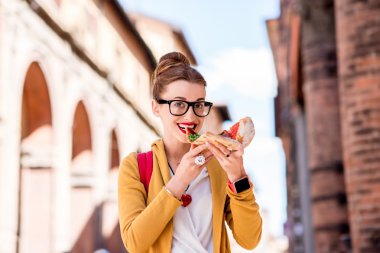 Bologna City university yakınındaki pizza ile öğrenci