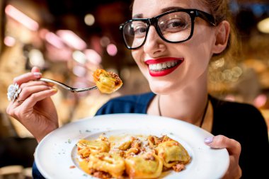 Tortellini makarna yemek kadın