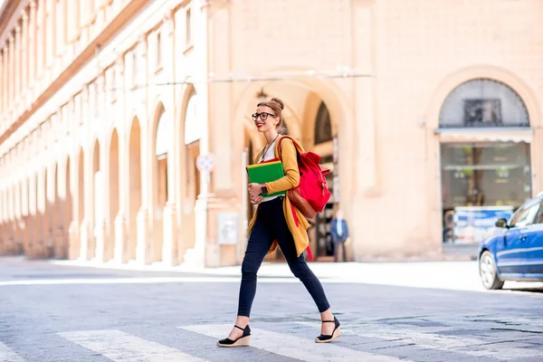 Studente che cammina per strada — Foto Stock