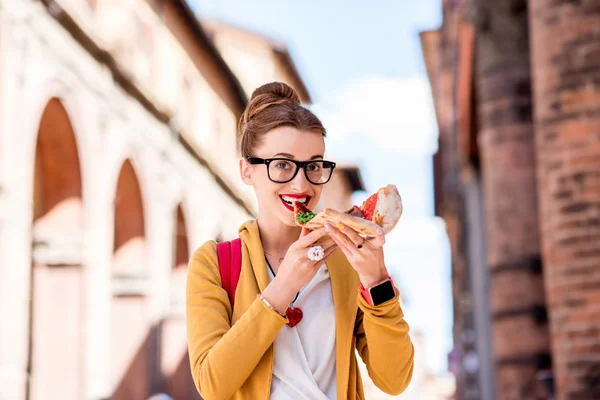 Student mit Pizza in der Nähe der Universität in Bologna — Stockfoto