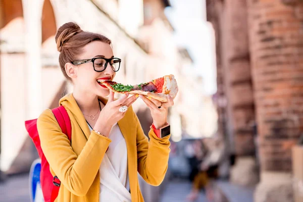 Estudante com pizza perto da universidade na cidade de Bolonha — Fotografia de Stock