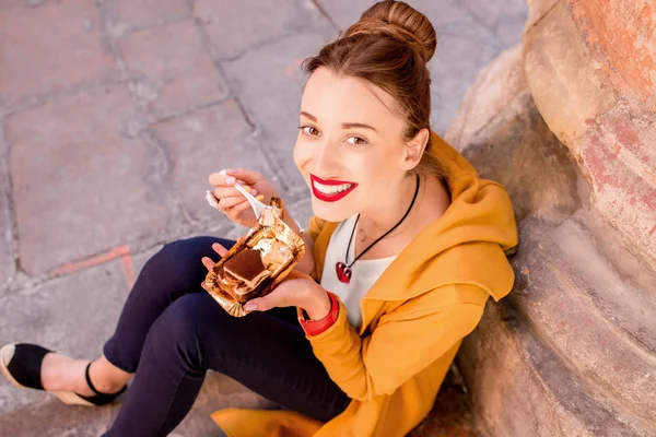 Жінка їсть тірамісу на відкритому повітрі — стокове фото