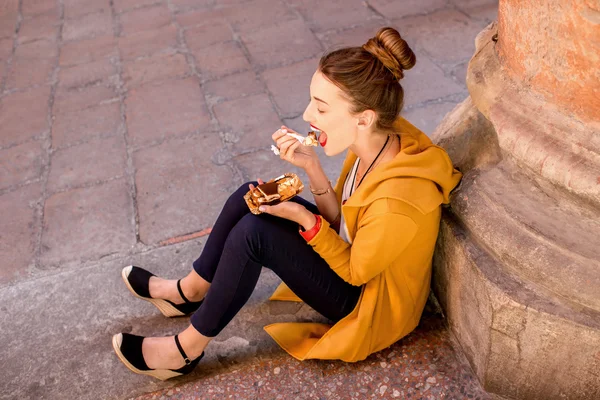 Nő étkezési tiramisu szabadban — Stock Fotó