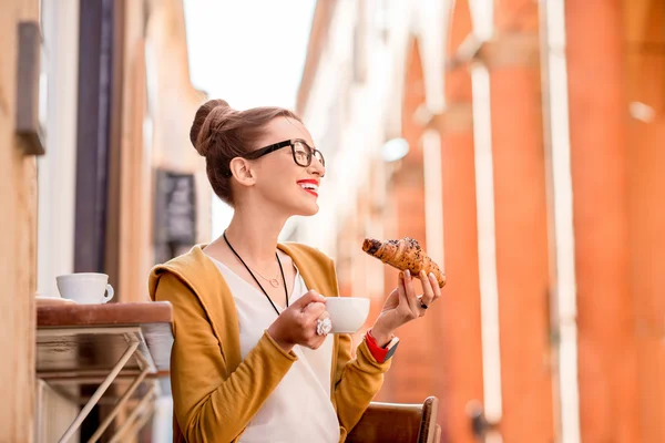 Frau beim italienischen Frühstück — Stockfoto