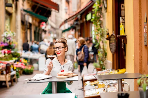 Traditionell italiensk lunch med shakerato dryck och panini — Stockfoto