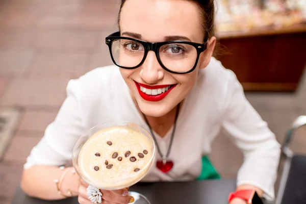 Žena s tradiční italskou studenou kávou — Stock fotografie