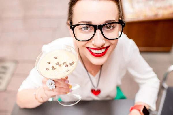 Mulher com café frio italiano tradicional — Fotografia de Stock