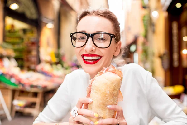 Žena s panini — Stock fotografie