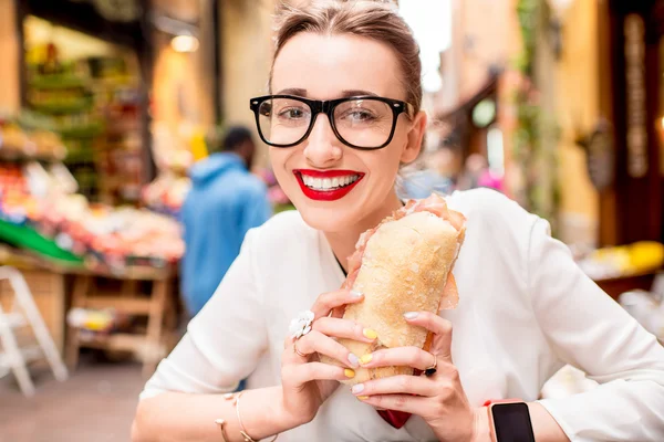 Žena s panini — Stock fotografie