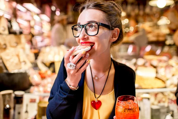Žena jíst italský předkrm — Stock fotografie