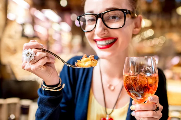 Kvinna som äter tortellini pasta — Stockfoto