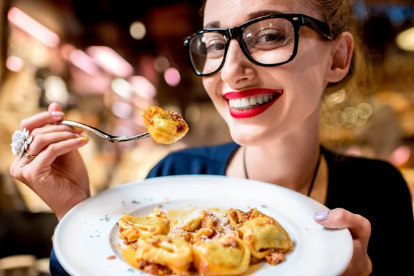 Tortellini makarna yemek kadın — Stok fotoğraf