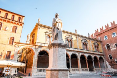 Dante alighieri heykeli, verona