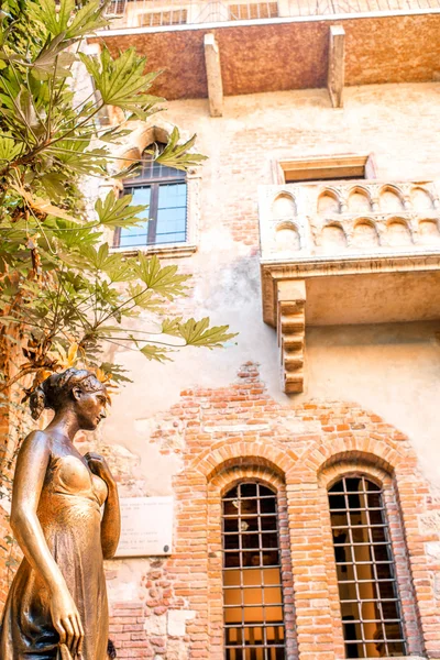 Juliet standbeeld en balkon in Verona — Stockfoto