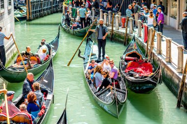 Su kanalı ile Venedik'te gondol