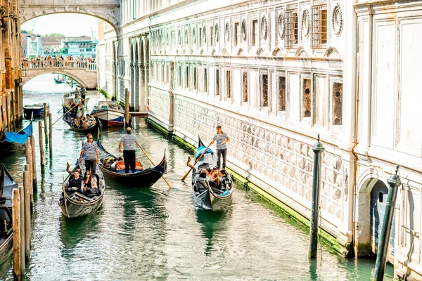 Wasserkanal mit Gondeln in Venedig — Stockfoto