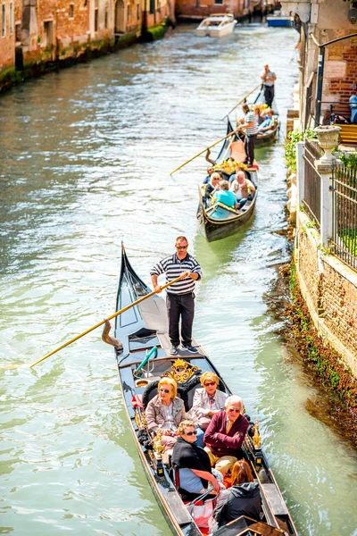 Wasserkanal mit Gondeln in Venedig — Stockfoto