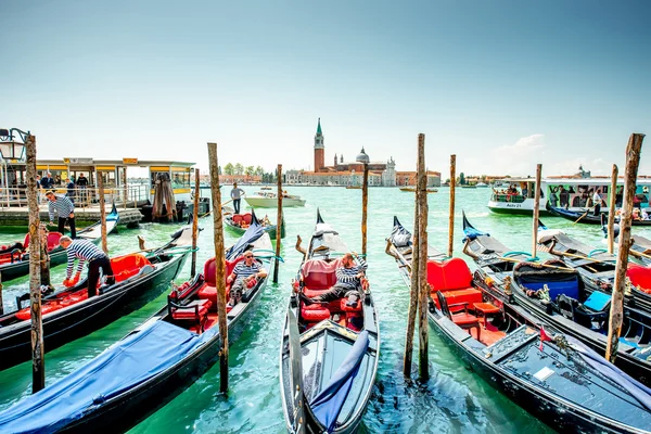 Gondoliers with gondolas in Venice — Stock Photo, Image