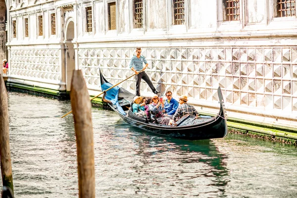 Водный канал с гондолой в Венеции — стоковое фото
