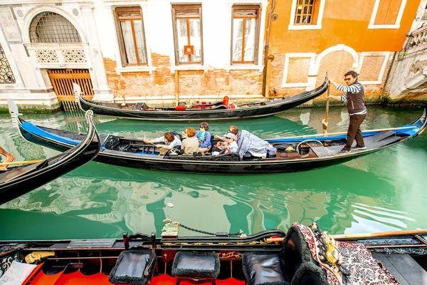 Wasserkanal mit Gondel in Venedig — Stockfoto