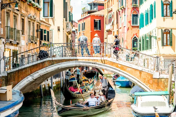 Vattenkanalen med gondoler i Venedig — Stockfoto