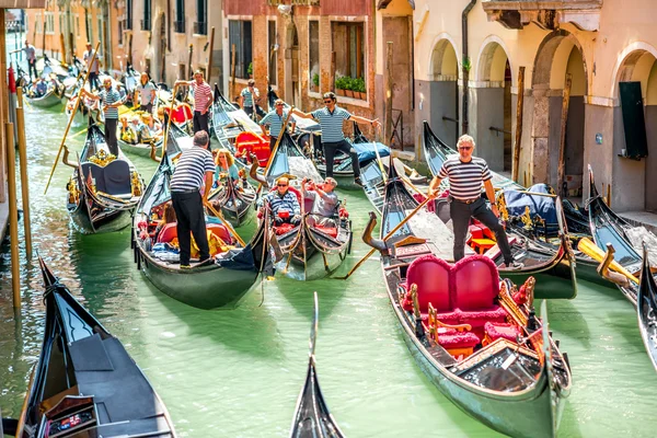 Canal de água com gôndolas em Veneza — Fotografia de Stock