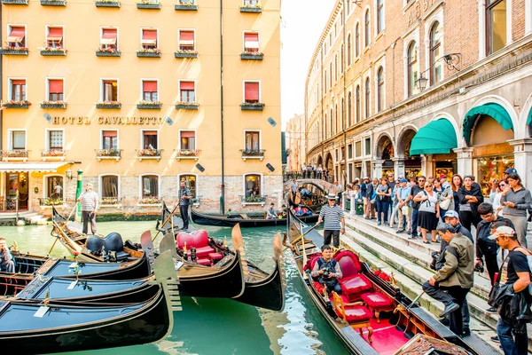 Wasserkanal mit Gondeln in Venedig — Stockfoto