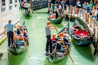 Su kanalı ile Venedik'te gondol