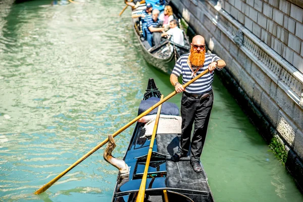 Wasserkanal mit Gondeln in Venedig — Stockfoto