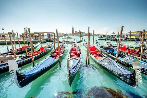 Gondoliere mit Gondeln in Venedig — Stockfoto