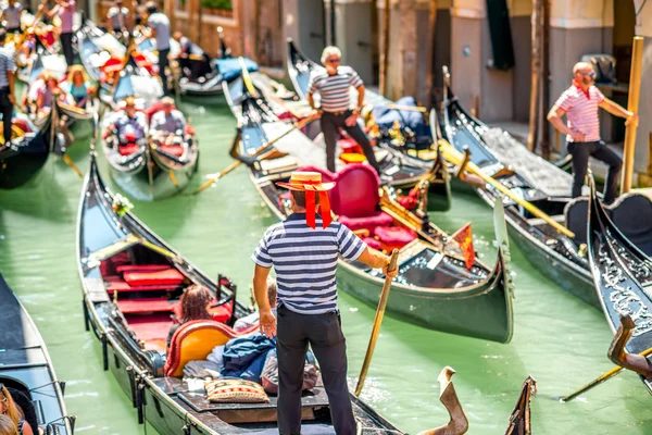 Water canal with gondolas in Venice — Stock Photo, Image