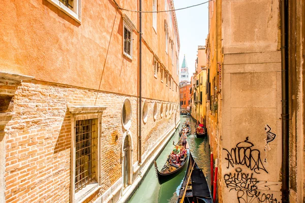 Vodní kanál s gondolami v Benátkách — Stock fotografie
