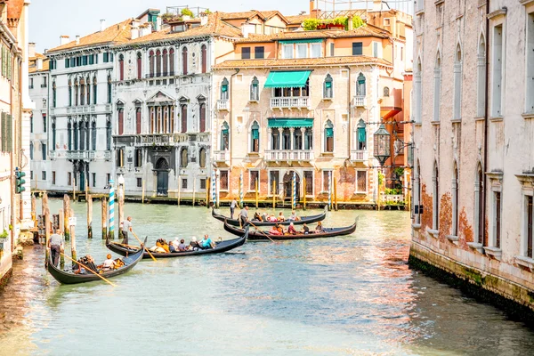 Canal de água com gôndolas em Veneza — Fotografia de Stock