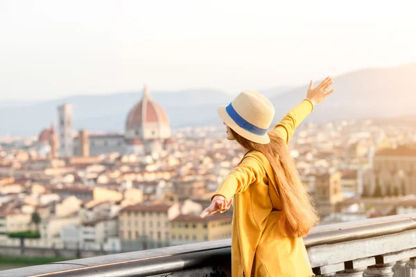 Woman traveling in Florence city — Stock Photo, Image