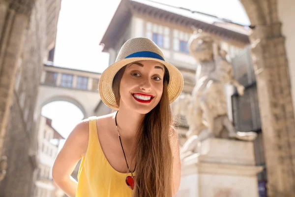 Vrouw reizen in Florence stad — Stockfoto